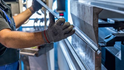 Aunque el número de empleos aún se mantiene por debajo de niveles anteriores, en algunas ciudades y estados hay buena cantidad de puestos de manufactura.