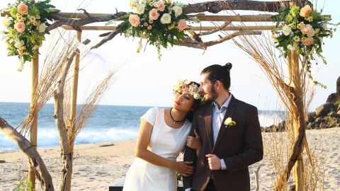 Las personas siguen uniéndose en matrimonio y para ellos también existen productos y servicios que podrías ofrecerles como dueño de un nuevo negocio.