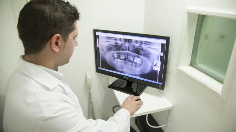 Los radioterapeutas necesitan un título de asociado en radioterapia para buscar empleo. También deben tener licencia en el estado en el que desean trabajar. Los requisitos para obtener la licencia varían según el estado.