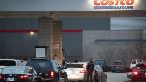 El tiempo de espera en las gasolineras Costco puede ser mayor a 30 minutos.