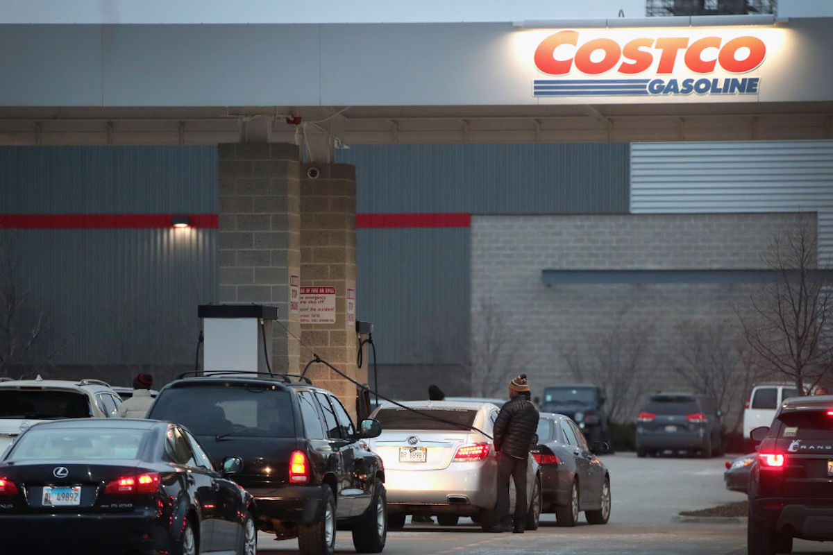 El tiempo de espera en las gasolineras Costco puede ser mayor a 30 minutos.