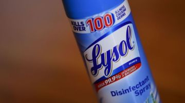 Productos como Lysol y Clorox han sido de los más socorridos en la crisis del coronavirus.