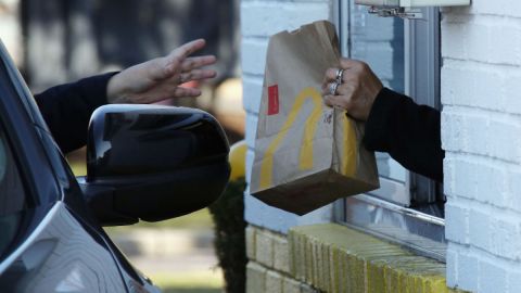 Las cadenas de comida rápida ofrecen varias alternativas a un bajo precio.