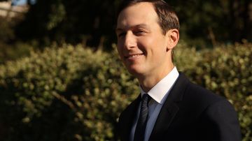 WASHINGTON, DC - AUGUST 18: Jared Kushner, senior advisor and son-in-law to President Donald Trump, returns to the White House West Wing following an interview with FOX News August 18, 2020 in Washington, DC. Kushner told FOX and Friends that Trump's re-election campaign for president will begin in earnest after Labor Day and that there will be "100 million doses of the vaccine by the end of the year" for the coronavirus. (Photo by Chip Somodevilla/Getty Images)