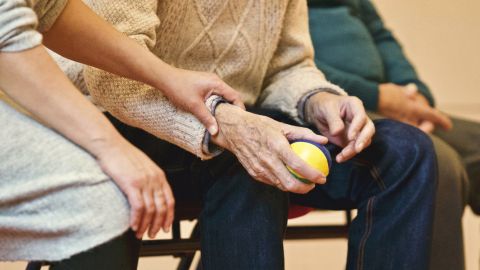 Para conseguir un empleo cuidando ancianos primero debes elegir qué tipo de trabajo deseas brindar, sin embargo en general las actividades que se requieren es la atención sanitaria domiciliaria, intervención en autonomía personal, limpieza, entre otros.