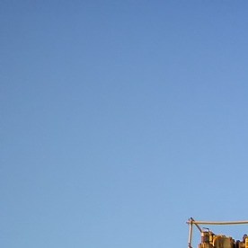 Aunque cada grúa lleva su tiempo de formación, la capacitación para operar una grúa para operaciones portuarias puede llevar varios meses. La mayoría de los trabajadores son capacitados por un supervisor u otro empleado experimentado.