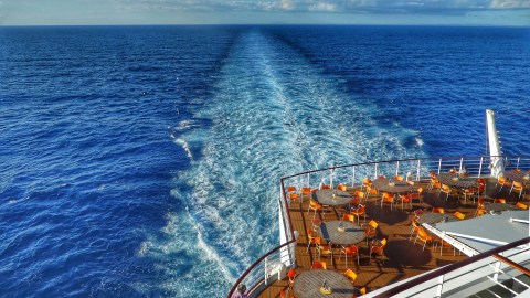 Mientras trabajas con American Cruise Lines, se te proporcionará alojamiento y comida, así como tus comidas en el barco.