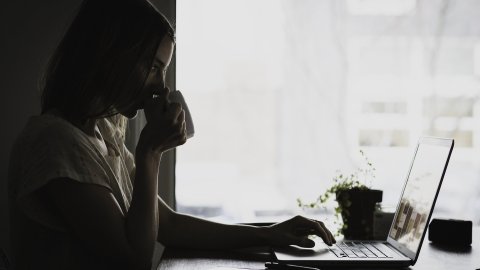 Busca oportunidades en línea, solo tienes que investigar el tipo de trabajo, la ubicación y el horario que más te convenga. Si no cuentas con una computadora, puede usar las de la biblioteca pública más cercana de manera gratuita.