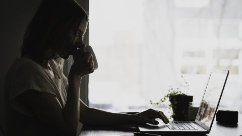 Busca oportunidades en línea, solo tienes que investigar el tipo de trabajo, la ubicación y el horario que más te convenga. Si no cuentas con una computadora, puede usar las de la biblioteca pública más cercana de manera gratuita.