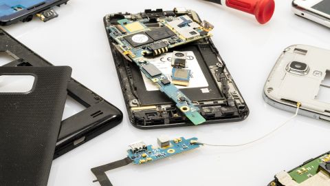 Si sabes reparar o darle mantenimiento a celulares, computadoras, aires acondicionados, impresoras, etc., puedes ganar dinero desde tu casa sin invertir demás.
