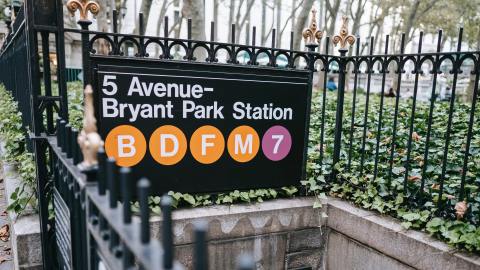 El 55.6% de los habitantes en Nueva York se trasladan todo el tiempo en transporte público, así que si odias los tumultos entonces esta podría no ser una actividad que vayas a disfrutar.