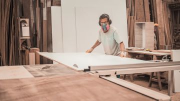 Aunque tus clientes sepan lo experto que eres en la materia, es posible que desees explorar algunos cursos de carpintero profesionales.