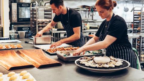 Los cocineros, que tienen obligaciones como completar la preparación diaria de la comida y manejar los pedidos, tienen un sueldo inicial de $11 por hora.
