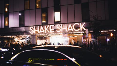 De acuerdo al sitio QSR Magazine, Shake Shack ha pagado más de $6 millones de dólares en bonos y aumentos salariales a sus empleados.