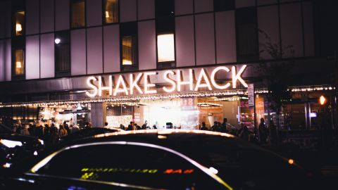 De acuerdo al sitio QSR Magazine, Shake Shack ha pagado más de $6 millones de dólares en bonos y aumentos salariales a sus empleados.