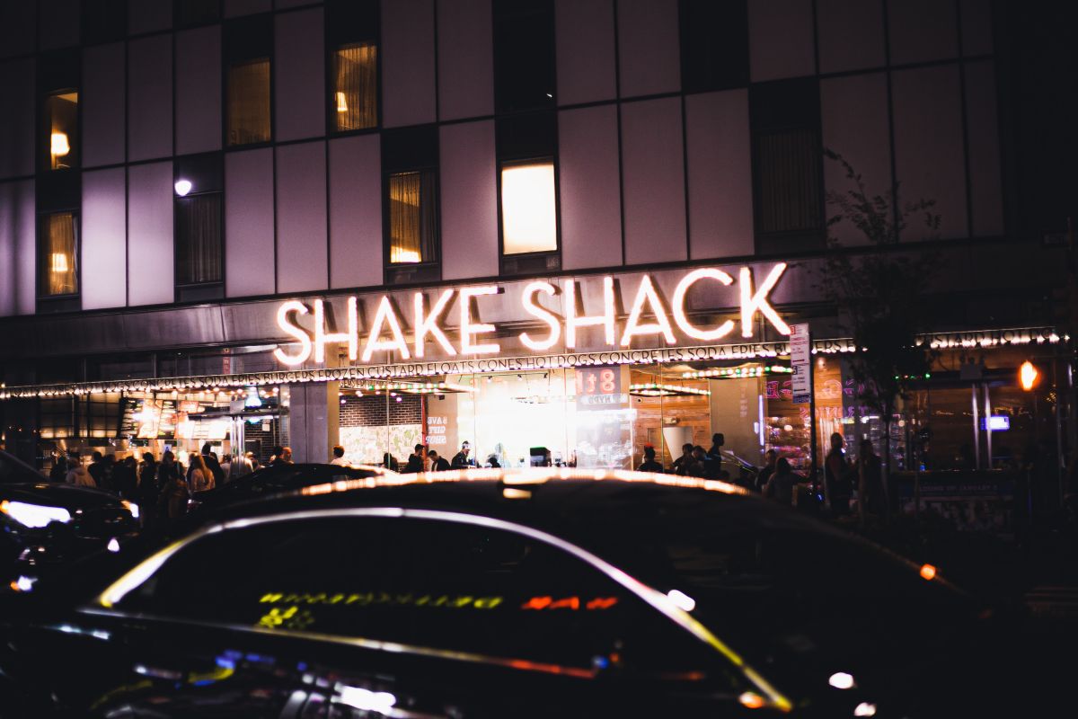 De acuerdo al sitio QSR Magazine, Shake Shack ha pagado más de $6 millones de dólares en bonos y aumentos salariales a sus empleados.