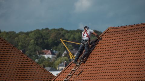En el caso de Nueva Jersey, desde marzo de 2018 ya no necesitas un permiso de construcción para trabajos de techado en casas de una y dos familias. En Nueva York, Ohio, Oklahoma, Pensilvania, Dakota del Sur, Washington, Wisconsin, Wyoming y Texas tampoco, pero sí pueden existir requisitos de licencia locales.