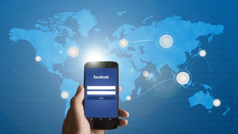 Si tu intención es aprovechar Facebook en tu objetivo de conseguir trabajo, entonces sé muy selectivo con lo que compartes a diario.