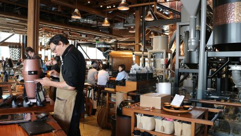 Para trabajar en Starbucks necesitas tener 16 años cumplidos, en donde podrías aplicar a algún puesto como barista, cajero o en administración.