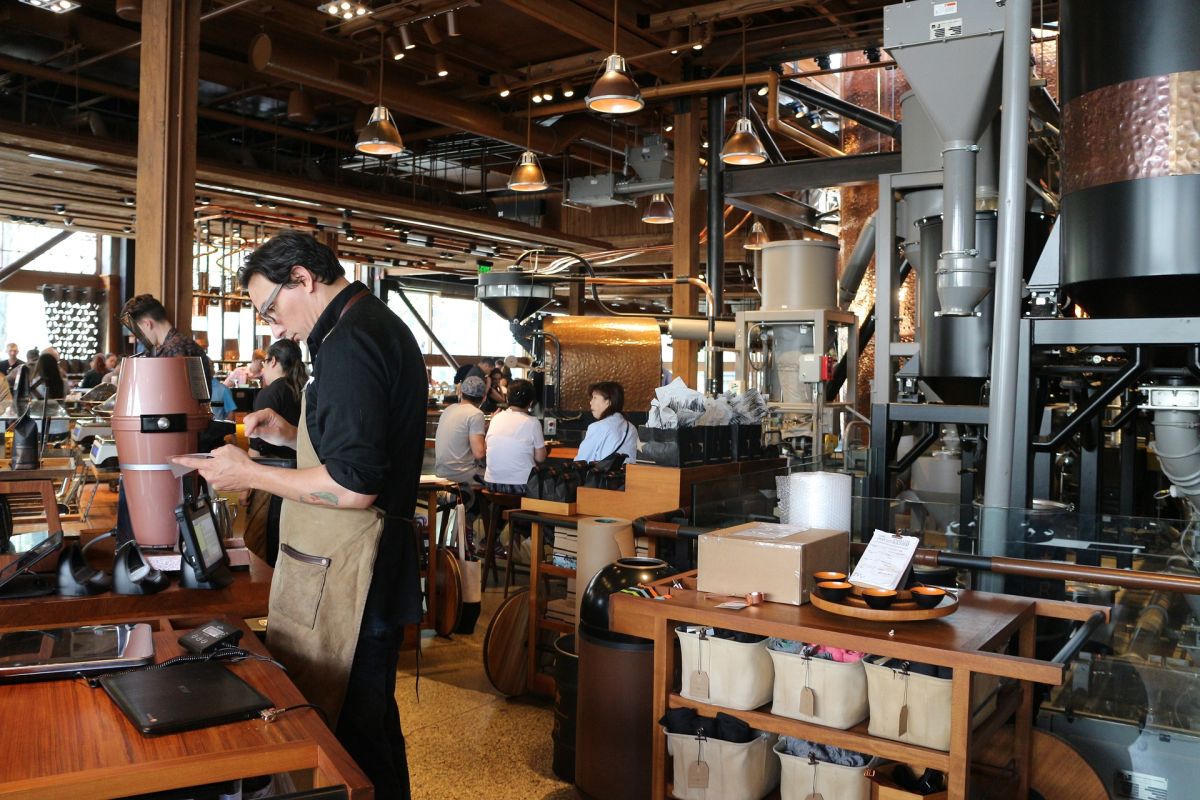 Para trabajar en Starbucks necesitas tener 16 años cumplidos, en donde podrías aplicar a algún puesto como barista, cajero o en administración.