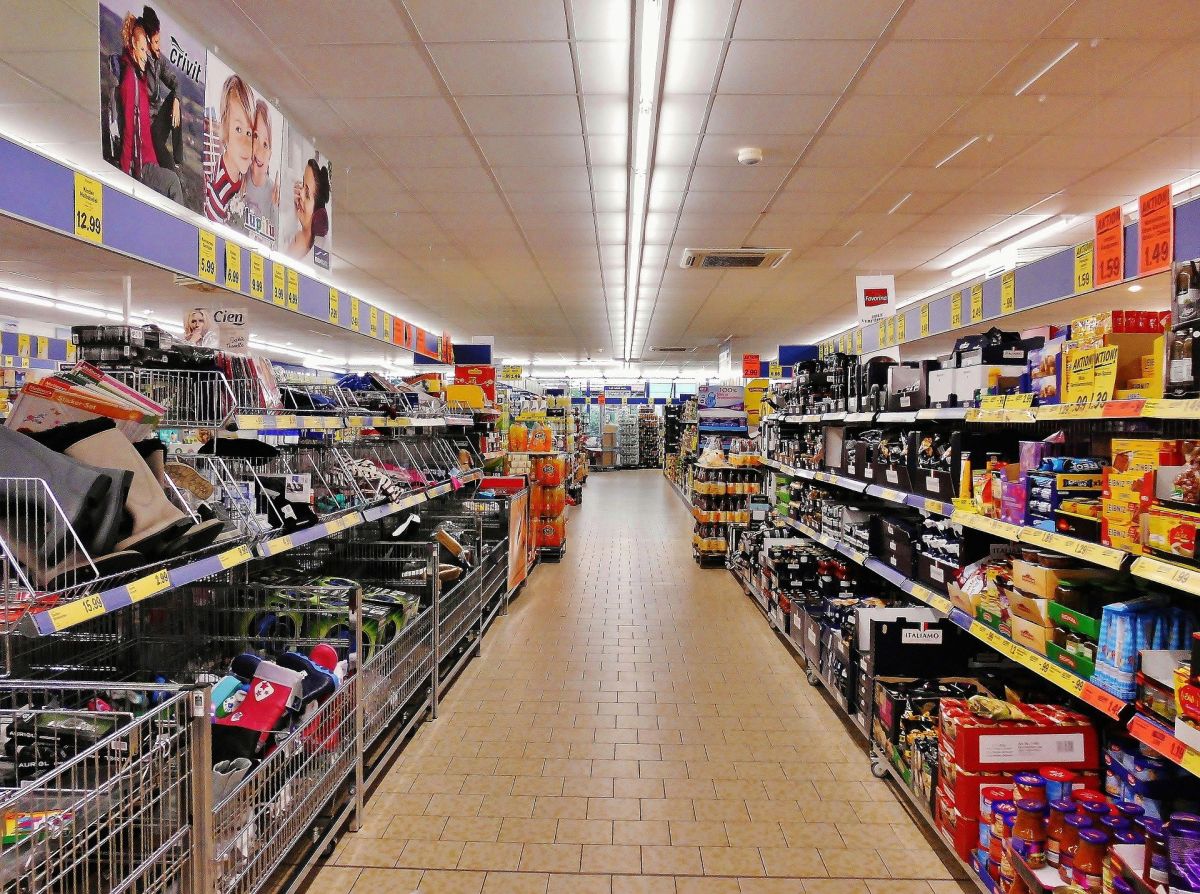 Los supermercados de todo el país buscan contratar trabajadores para almacenar estantes y cajeros para satisfacer las necesidades de los clientes mientras practican el distanciamiento social. 