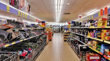 Los supermercados de todo el país buscan contratar trabajadores para almacenar estantes y cajeros para satisfacer las necesidades de los clientes mientras practican el distanciamiento social. 