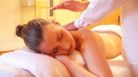 Si bien hay algunas salas de belleza y salones de uñas que están abriendo de nuevo pese a las estadísticas de contagios, todavía hay personas que preferir no salir de casa y eligen servicio a domicilio para corte de pelo, tratamientos tipo spa y aplicación de esmalte de uñas.