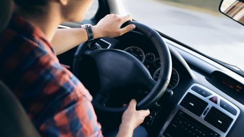 Rentar un automóvil es una opción para aquellos que no tienen el suficiente dinero para comprar, aunque deben tener cuidado con las tarifas de adquisición.