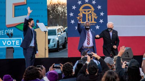 Atlanta (United States), 04/01/2021.- US President-elect Joe Biden (R) appears during a campaign rally for Democrats Jon Ossoff (L) and Raphael Warnock (C) at the Georgia State University stadium parking lot in Atlanta, Georgia, USA, 04 January 2021. Democrats Jon Ossoff and Raphael Warnock are running to unseat Republican US Senators David Perdue and Kelly Loeffler in a 05 January 2021 runoff election. (Estados Unidos) EFE/EPA/ALYSSA POINTER / AJC EDITORIAL USE ONLY, NO SALES EDITORIAL USE ONLY