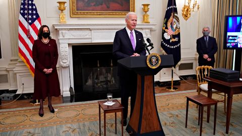 Washington (United States), 21/01/2021.- US President Joe Biden speaks as US Vice President Kamala Harris, left, and Anthony Fauci, director of the National Institute of Allergy and Infectious Diseases, right, listen during an event on his administration's Covid-19 response in the State Dining Room of the White House in Washington, DC, USA, on 21 January 2021. Biden in his first full day in office plans to issue a sweeping set of executive orders to tackle the raging Covid-19 pandemic to rapidly reverse or refashion many of his predecessor's most heavily criticized policies. (Moda, Estados Unidos) EFE/EPA/Al Drago / POOL