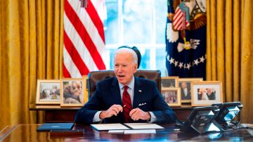 Washington (United States), 28/01/2021.- US President Joe Biden signs executive actions strengthening Americans'Äô access to quality, affordable health care, in the Oval Office of the White House, in Washington, DC, USA, 28 January 2021. (Estados Unidos) EFE/EPA/Doug Mills / POOL