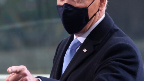 EA3558. WASHINGTON (ESTADOS UNIDOS), 20/01/2021.- El nuevo presidente de EE.UU., Joe Biden, señala durante su ceremonia de investidura hoy, en Washington (EE.UU.). El exvicepresidente y "amigo" de Barack Obama (2009-2017), Joe Biden, recurrió a su experiencia y moderación para imponerse al populismo del presidente de EE.UU., Donald Trump, en unas elecciones condicionadas por la pandemia de la covid-19 y la mayor crisis económica en décadas. Biden tendrá que compaginar, además, su labor de comandante en jefe de las fuerzas armadas con la de "sanador en jefe" dado que hereda un país resquebrajado tras el violento asalto al Capitolio de una turba de seguidores de Trump. Hace un año, su campaña titubeaba al borde del abismo después de perder estrepitosamente en las primeras citas electorales de Iowa y Nuevo Hampshire. EFE/ Jonathan Ernst POOL