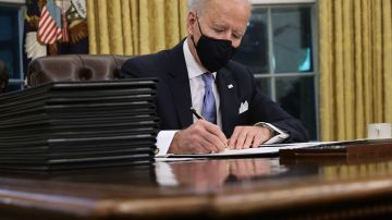 Jon Biden, presidente de los Estados Unidos, firma las primeras órdenes ejecutivas de su mandato.