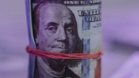 Pagar la deuda o crear un fondo de emergencia, he ahí el dilema del segundo cheque de estímulo.