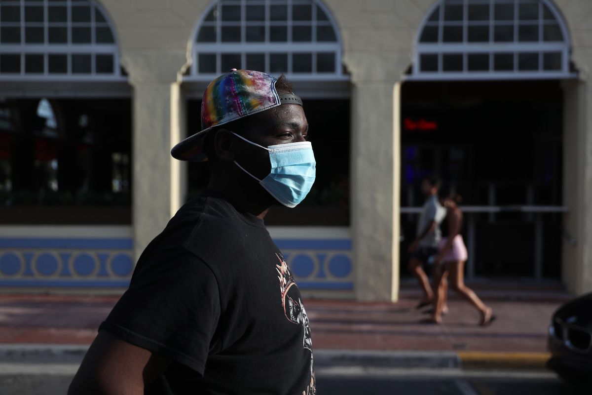 Un hombre camina frente al hotel donde trabajaba hasta marzo, en Miami.