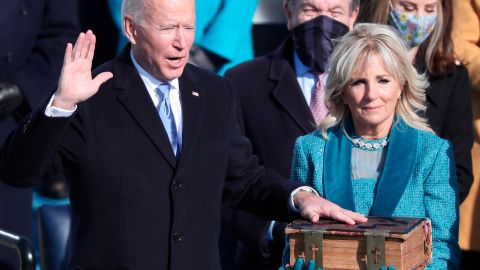 -FOTOGALERIA- EA3870. WASHINGTON (ESTADOS UNIDOS), 20/01/2021.- Joe Biden, junto a su esposa Jill Biden, es juramentado como nuevo presidente de los Estados Unidos durante una ceremonia hoy, en Washington (EE.UU.). Joe Biden se convirtió este miércoles en el 46° presidente de Estados Unidos en una solemne ceremonia de investidura en la que pidió apostar por la unidad para superar las múltiples crisis que atraviesa el país, y proclamó que "la democracia ha prevalecido" tras el mandato de Donald Trump. En la ceremonia frente al Capitolio también juró su cargo Kamala Harris, que hizo historia al convertirse en la primera mujer, la primera negra y la primera persona de origen asiático en ocupar la Vicepresidencia de Estados Unidos. EFE/ Michael Reynolds