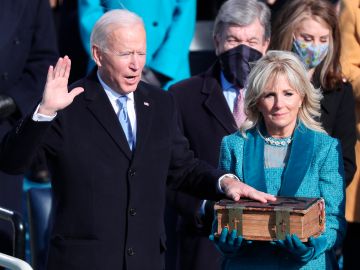 -FOTOGALERIA- EA3870. WASHINGTON (ESTADOS UNIDOS), 20/01/2021.- Joe Biden, junto a su esposa Jill Biden, es juramentado como nuevo presidente de los Estados Unidos durante una ceremonia hoy, en Washington (EE.UU.). Joe Biden se convirtió este miércoles en el 46° presidente de Estados Unidos en una solemne ceremonia de investidura en la que pidió apostar por la unidad para superar las múltiples crisis que atraviesa el país, y proclamó que "la democracia ha prevalecido" tras el mandato de Donald Trump. En la ceremonia frente al Capitolio también juró su cargo Kamala Harris, que hizo historia al convertirse en la primera mujer, la primera negra y la primera persona de origen asiático en ocupar la Vicepresidencia de Estados Unidos. EFE/ Michael Reynolds