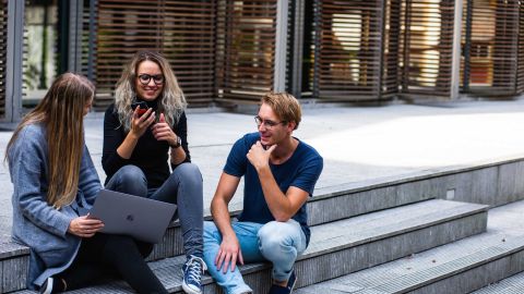 Los estudiantes universitarios que además trabajan tienen que cuidar ciertos aspectos fiscales para poder ganar $1,800 dólares en 2021.