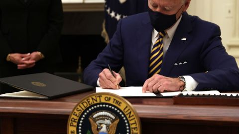 El presidente Biden ha tomado sus primeras decisiones de gobierno a través de órdenes ejecutivas.