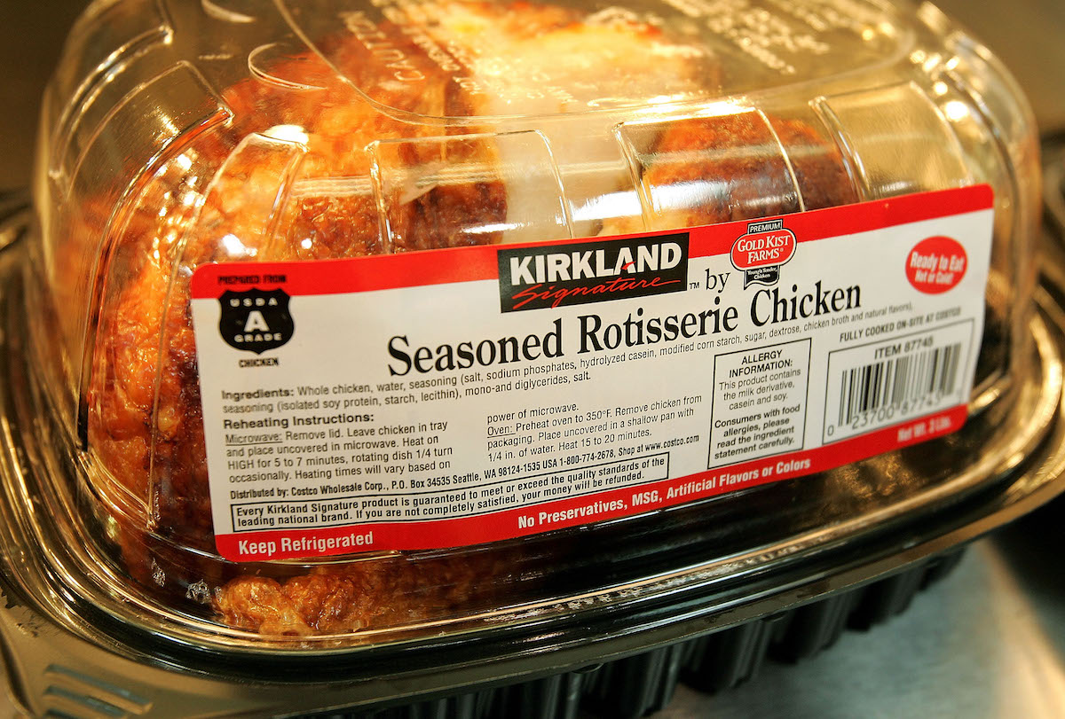 Costco vende sus pollos rostizados Kirkland a menos de $5 dólares.