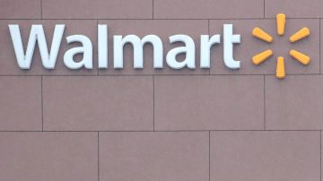 A partir de la primavera, clientes de Walmart podrán mandar dinero a otros países.