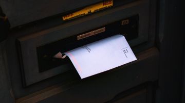 Puedes enviar dinero por medio de un giro postal o un cheque de caja.