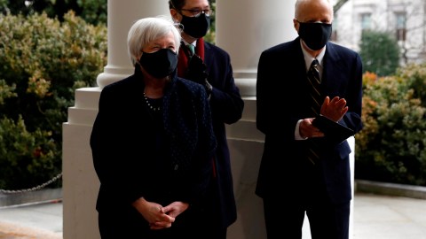 Washington (United States), 26/01/2021.- US Treasury Secretary Janet Yellen and family react after being sworn in by Vice President Kamala Harris at the White House in Washington, DC USA, 26 January 2021. (Estados Unidos) EFE/EPA/Yuri Gripas / POOL