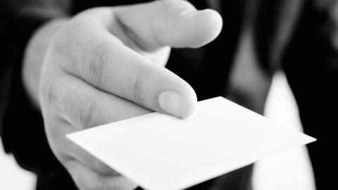 Los estafadores pueden hacerte creer que puedes pagar tus facturas fiscales del IRS por medio de tarjetas de regalo.