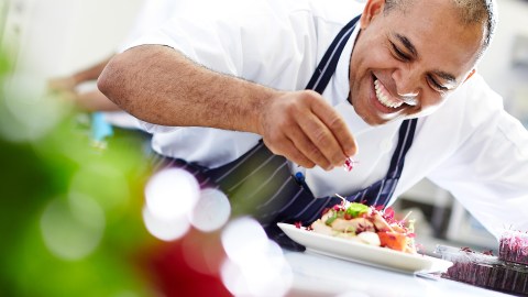 Los chefs o jefes de cocina tienen un salario medio anual aproximado de $51,530, con número de puestos de trabajo de 148,700.