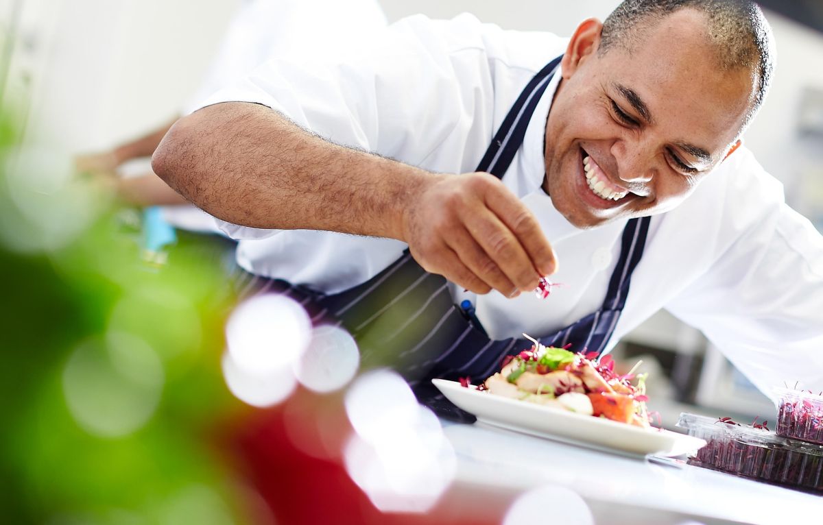 Los chefs o jefes de cocina tienen un salario medio anual aproximado de $51,530, con número de puestos de trabajo de 148,700.