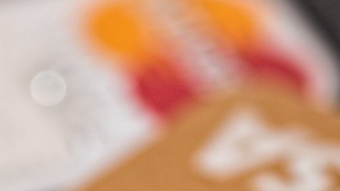 El uso de las tarjetas bancarias para pagar servicios genera beneficios en el historial crediticio.