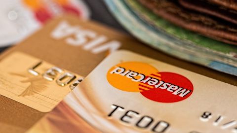 El uso de las tarjetas bancarias para pagar servicios genera beneficios en el historial crediticio.
