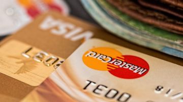 El uso de las tarjetas bancarias para pagar servicios genera beneficios en el historial crediticio.