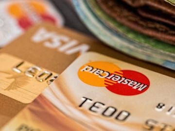 El uso de las tarjetas bancarias para pagar servicios genera beneficios en el historial crediticio.